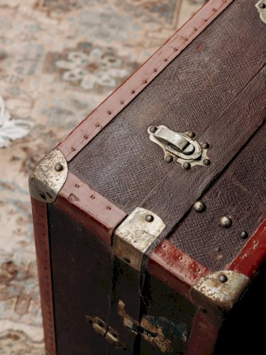 Lucienne, la malle armoire cartonnée N°188