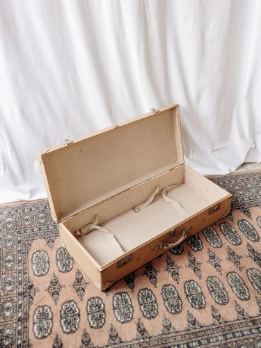 Lucienne, la malle beige cartonnée N°194