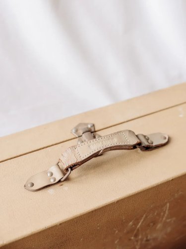 Lucienne, la malle beige cartonnée N°194