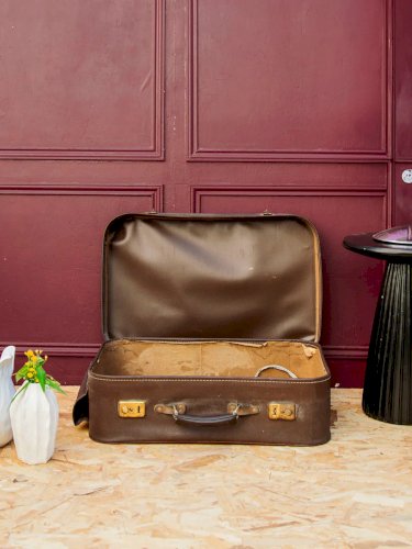 Lucienne, la malle marron en simili cuir N°171