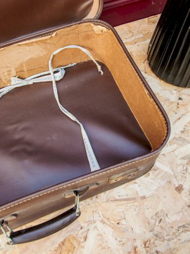 Lucienne, la malle marron en simili cuir N°171