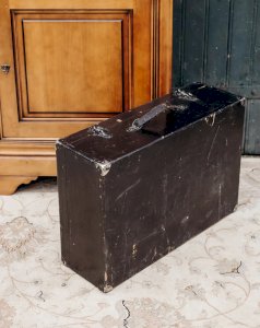 Lucienne, la valise noire et bois clair N°268