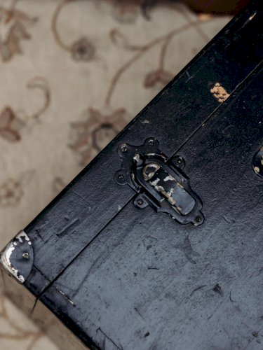 Lucienne, la valise noire et bois clair N°268