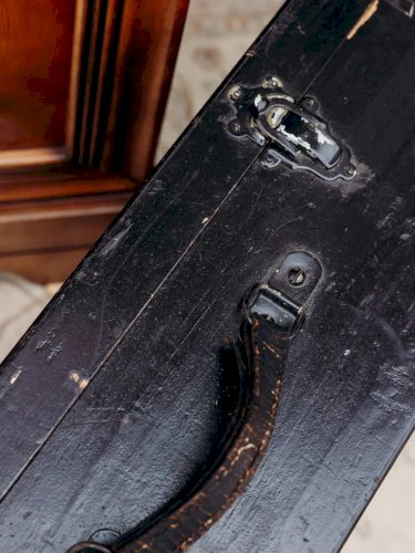 Lucienne, la valise noire et bois clair N°268