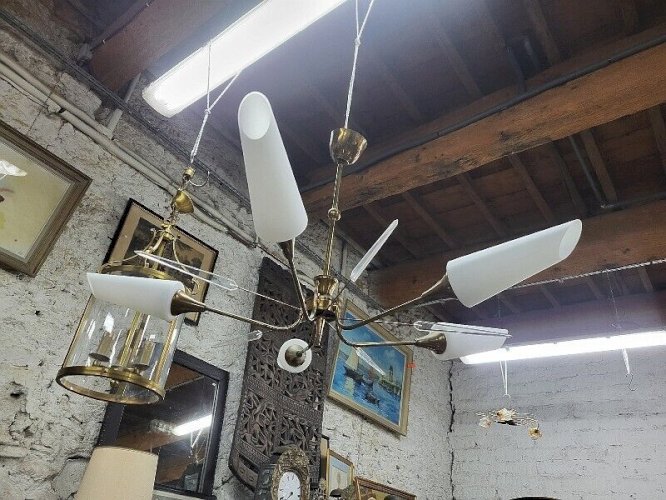 LUSTRE 1960 EN OPALINE ET METAL DORE AVEC 5 BRANCHES ET 5 AMPOULES N35