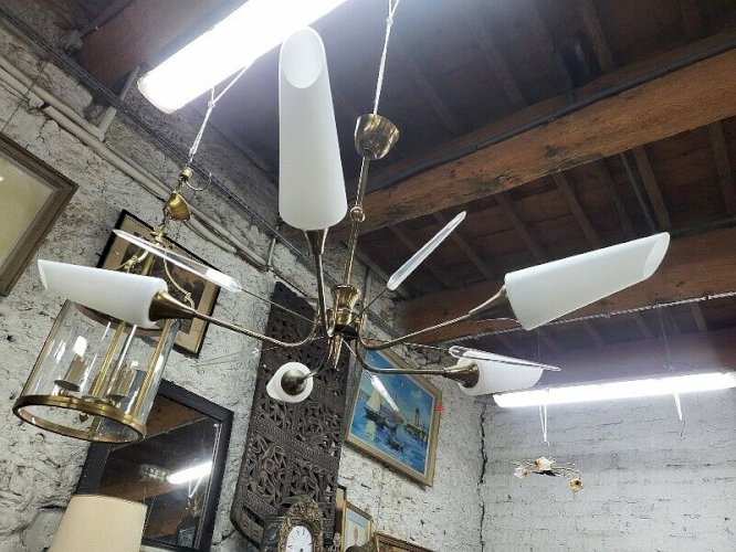 LUSTRE 1960 EN OPALINE ET METAL DORE AVEC 5 BRANCHES ET 5 AMPOULES N35
