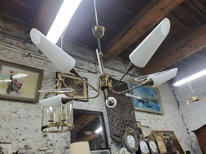 LUSTRE 1960 EN OPALINE ET METAL DORE AVEC 5 BRANCHES ET 5 AMPOULES N35