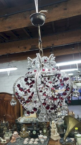 LUSTRE A PAMPILLES ROUGES ET PERLES