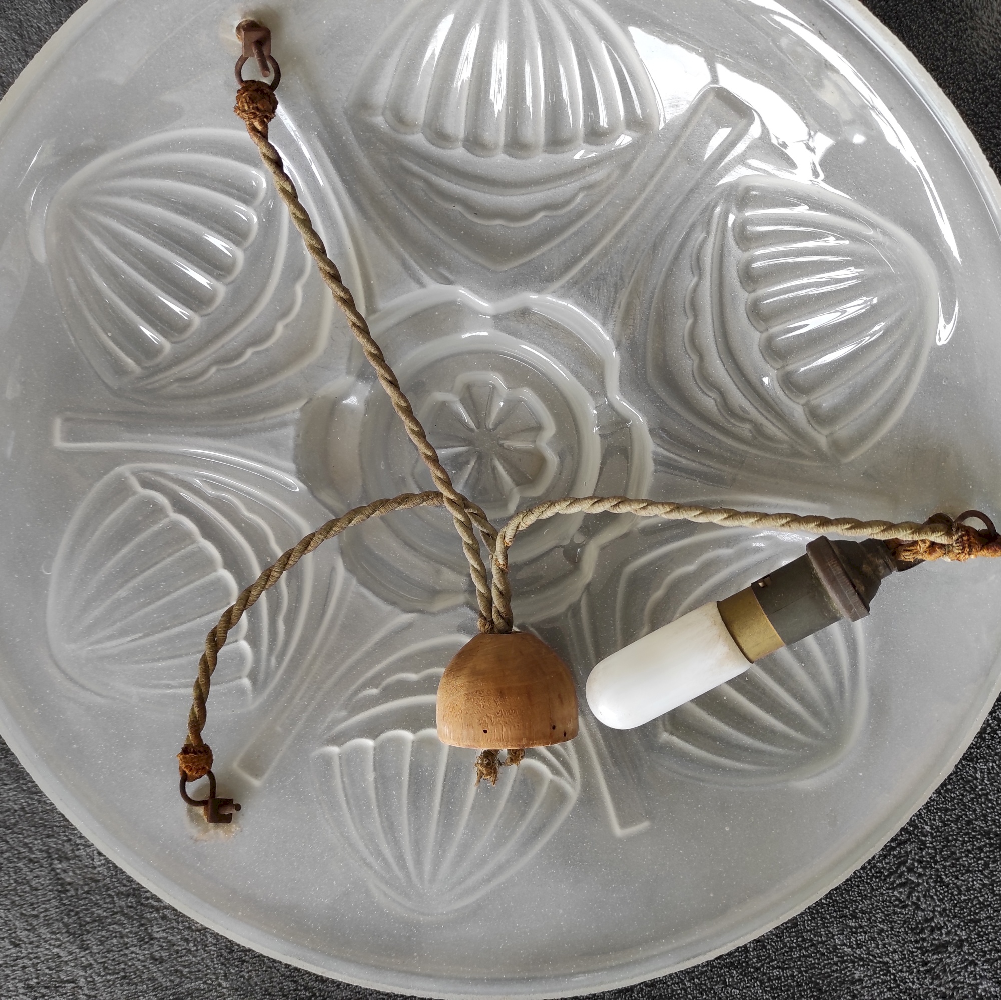 Lustre globe à quatre bras en laiton brossé et verre dépoli, à la