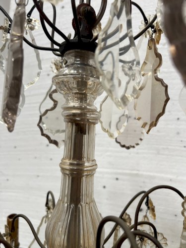 Lustre de style Louis XV a pendeloques et fruits en verre coloré XX siècle