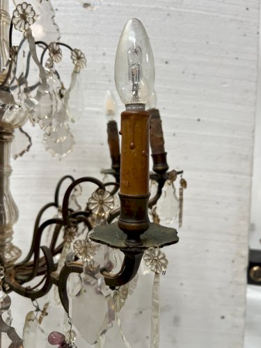 Lustre de style Louis XV a pendeloques et fruits en verre coloré XX siècle