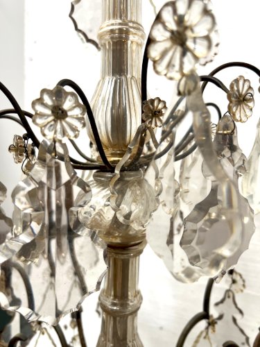 Lustre de style Louis XV a pendeloques et fruits en verre coloré XX siècle