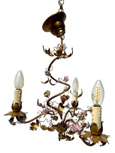 Lustre de style Louis XVI en métal doré et fleurs de porcelaine XX siècle