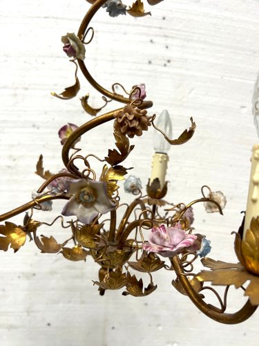 Lustre de style Louis XVI en métal doré et fleurs de porcelaine XX siècle