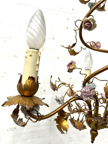 Lustre de style Louis XVI en métal doré et fleurs de porcelaine XX siècle