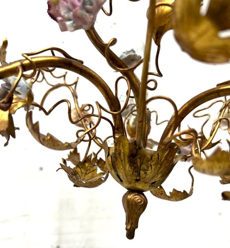Lustre de style Louis XVI en métal doré et fleurs de porcelaine XX siècle