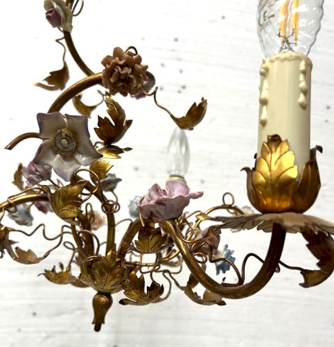 Lustre de style Louis XVI en métal doré et fleurs de porcelaine XX siècle