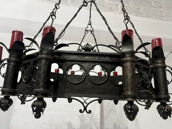 Lustre de style Renaissance en fer forgé martelé XX siècle