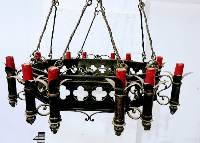 Lustre de style Renaissance en fer forgé martelé XX siècle