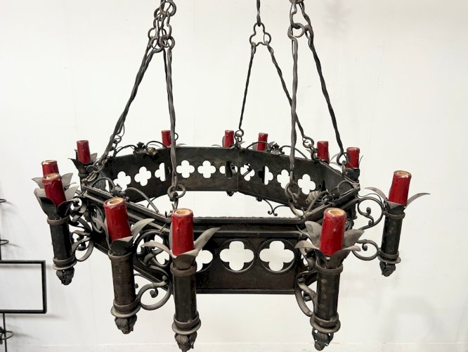 Lustre de style Renaissance en fer forgé martelé XX siècle