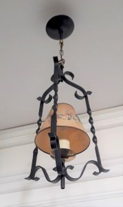 Lustre fer forgé noir et chaîne dorée, vintage