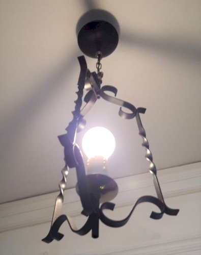 Lustre fer forgé noir et chaîne dorée, vintage