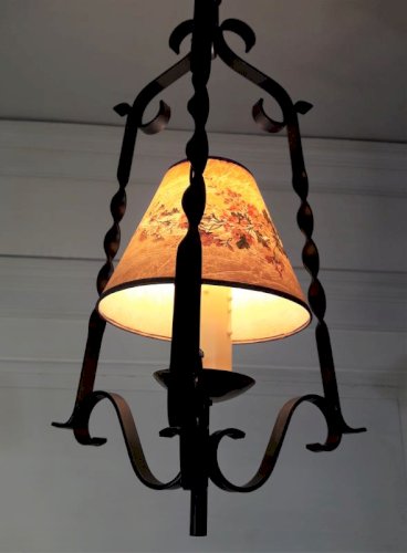 Lustre fer forgé noir et chaîne dorée, vintage