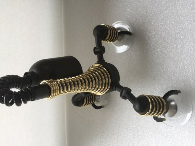 lustre moderne design 3 branches plastique et dorure marque Esto