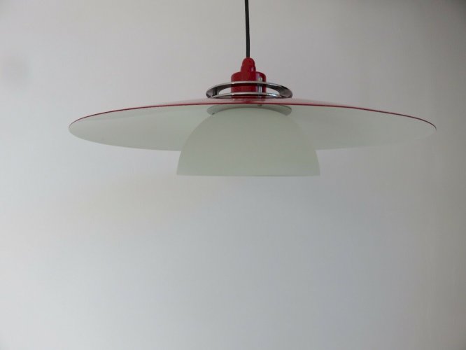 LUSTRE, SUSPENSION SCANDINAVE METAL LAQUE ROUGE, METAL CHROME, VERRE, ANNEES 80.