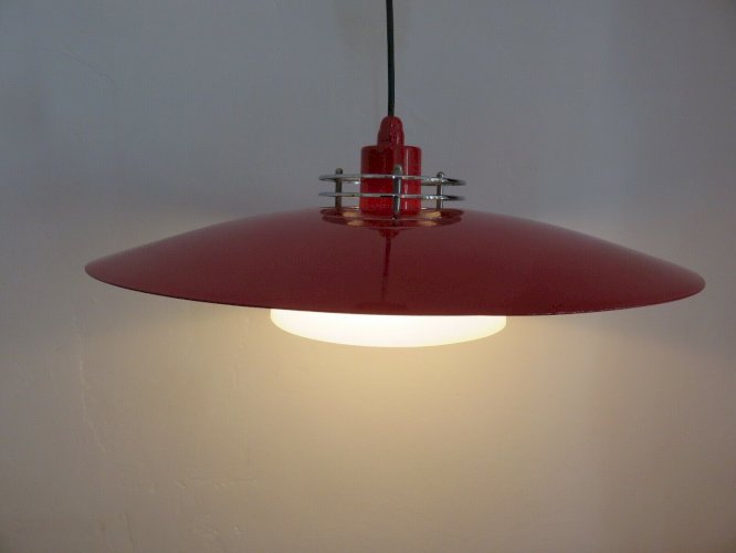 LUSTRE, SUSPENSION SCANDINAVE METAL LAQUE ROUGE, METAL CHROME, VERRE, ANNEES 80.