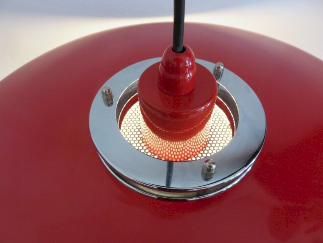 LUSTRE, SUSPENSION SCANDINAVE METAL LAQUE ROUGE, METAL CHROME, VERRE, ANNEES 80.