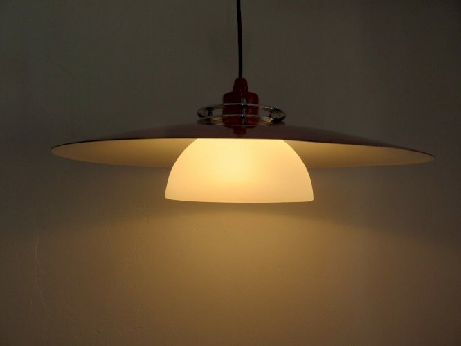 LUSTRE, SUSPENSION SCANDINAVE METAL LAQUE ROUGE, METAL CHROME, VERRE, ANNEES 80.