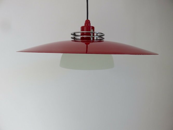 LUSTRE, SUSPENSION SCANDINAVE METAL LAQUE ROUGE, METAL CHROME, VERRE, ANNEES 80.