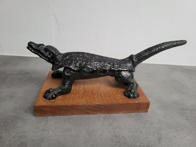 MACHE BOUCHON DE PHARMACIEN CROCODILE EN FONTE DU XIX ème SIECLE