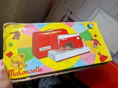 Machine à coudre orange vintage marque "Ma Cousette" avec sa boite