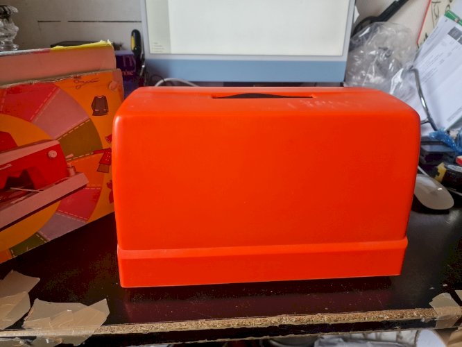 Machine à coudre orange vintage marque "Ma Cousette" avec sa boite