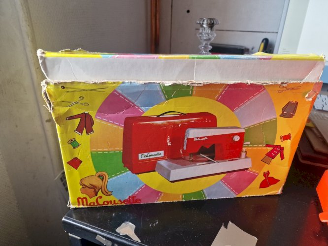 Machine à coudre orange vintage marque "Ma Cousette" avec sa boite
