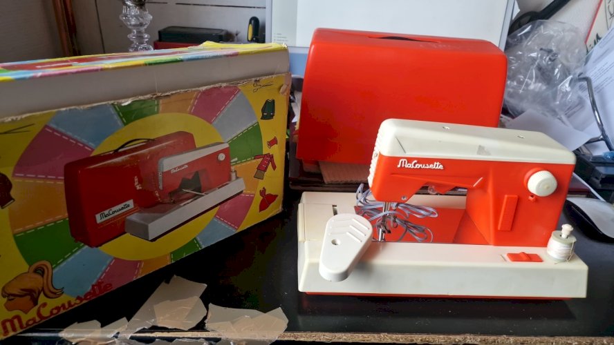 Machine à coudre orange vintage marque "Ma Cousette" avec sa boite
