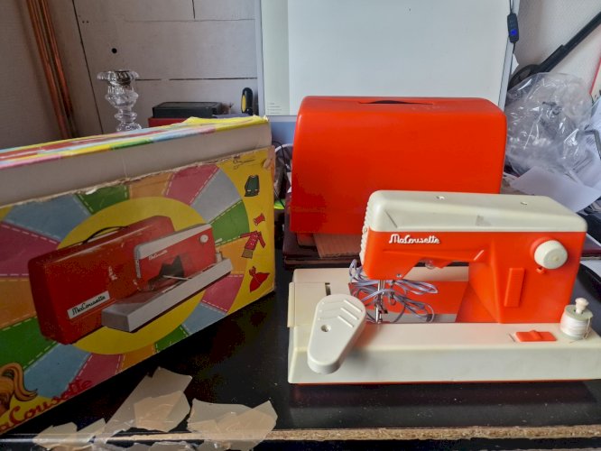 Machine à coudre orange vintage marque "Ma Cousette" avec sa boite