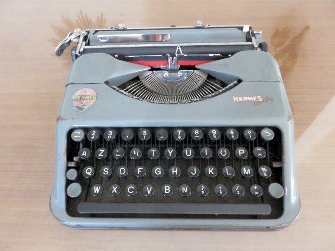 MACHINE A ECRIRE HERMES BABY SUISSE CLAVIER AZERTY ANNEE 1948 VINTAGE TYPEWRITER