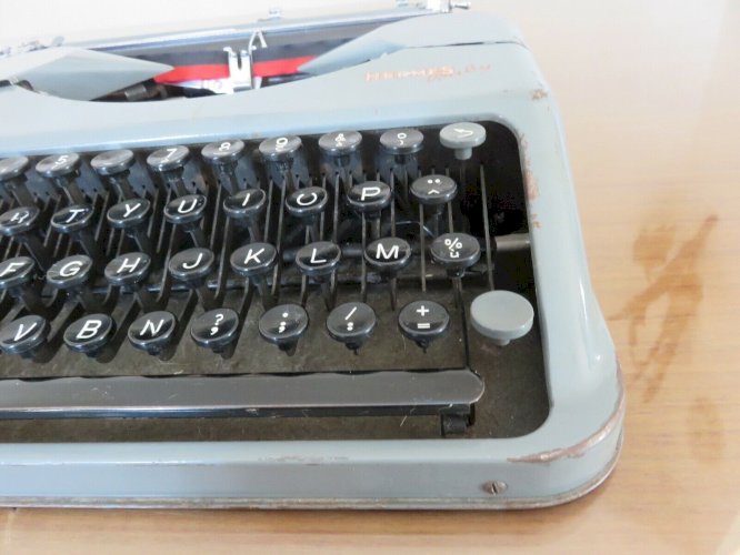 MACHINE A ECRIRE HERMES BABY SUISSE CLAVIER AZERTY ANNEE 1948 VINTAGE TYPEWRITER