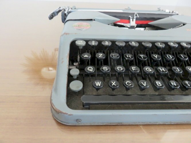 MACHINE A ECRIRE HERMES BABY SUISSE CLAVIER AZERTY ANNEE 1948 VINTAGE TYPEWRITER
