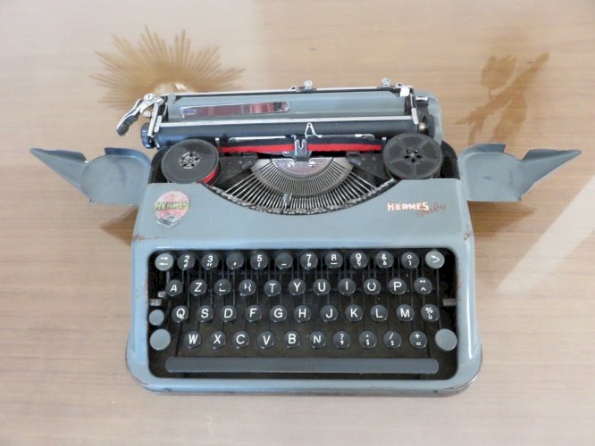MACHINE A ECRIRE HERMES BABY SUISSE CLAVIER AZERTY ANNEE 1948 VINTAGE TYPEWRITER