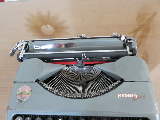 MACHINE A ECRIRE HERMES BABY SUISSE CLAVIER AZERTY ANNEE 1948 VINTAGE TYPEWRITER