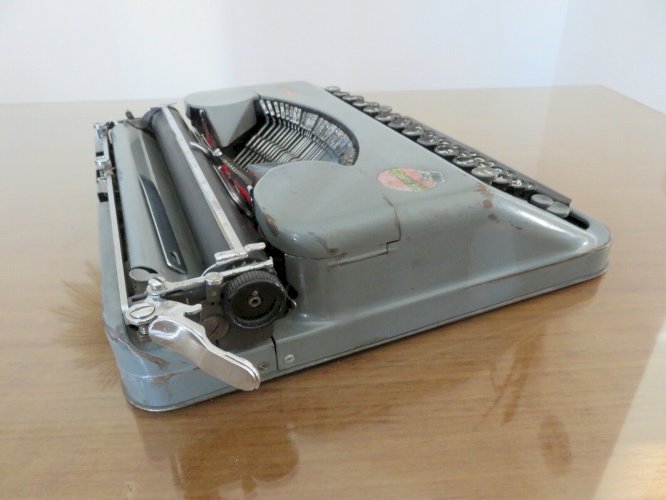 MACHINE A ECRIRE HERMES BABY SUISSE CLAVIER AZERTY ANNEE 1948 VINTAGE TYPEWRITER