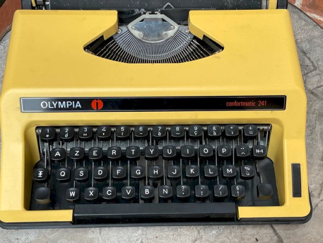 Machine à écrire Olympia jaune vintage