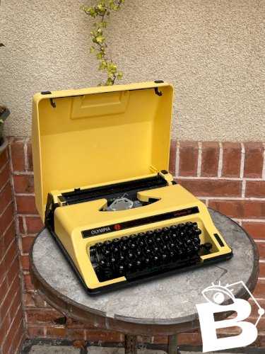 Machine à écrire Olympia jaune vintage
