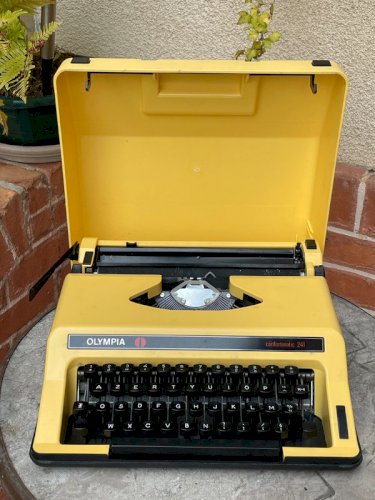 Machine à écrire Olympia jaune vintage