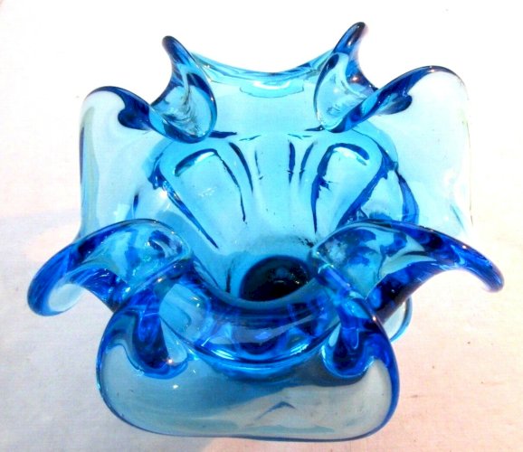 Magnifique Coupe vide-poche Art Déco, Fleur à 4 pétales verre massif bleu