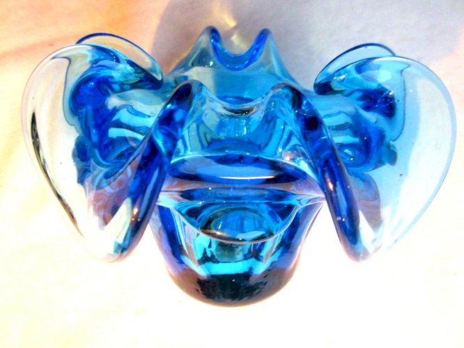 Magnifique Coupe vide-poche Art Déco, Fleur à 4 pétales verre massif bleu